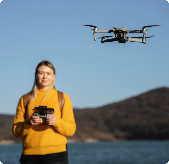 Une femme passe une formation drone à Lyon. Un drone vol devant elle.